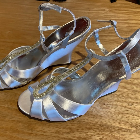 BRAND NEW Davids Bridal Willow Sandals-size 10M - Picture 2 of 5